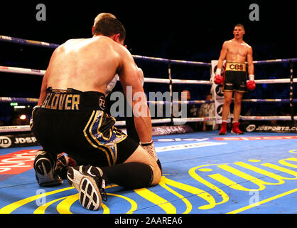 Markieren Lyson (versteckte) beginnt die Zählung auf Craig Glover während der freien Commonwealth Cruiserweight Titel an die M&S-Bank Arena, Liverpool. Stockfoto