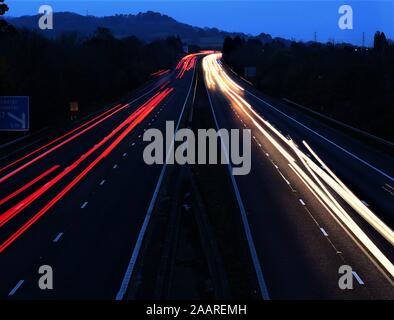 Lange Belichtung Bild des Autos fahren auf der M5 Stockfoto