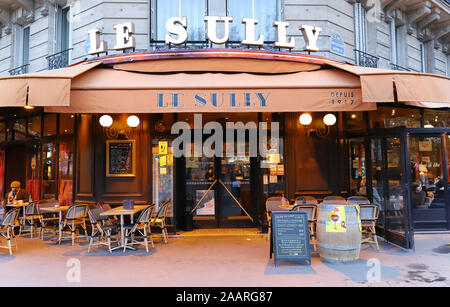 Die traditionelle französische Cafe Le Sully ist eine familiäre Brasserie seit 1917 am Boulevard Henri IV im 4. arrondissement von Paris. Stockfoto