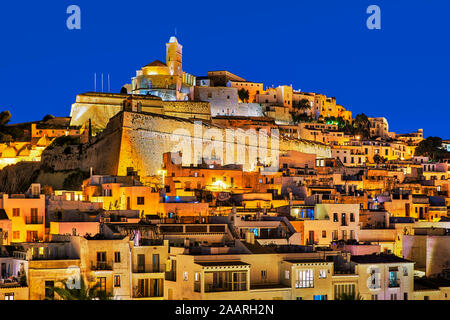 Ibiza Stadt und der Kathedrale Santa Maria d'Eivissa bei Nacht, Ibiza, Balearen, Spanien. Stockfoto