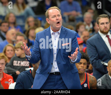 Memphis, TN, USA. 23 Nov, 2019. Ole Miss Head Coach, Kermit Davis, während der NCAA Basketball Spiel zwischen den Ole Miss Rebels und die Memphis Tigers am FedEx Forum in Memphis, TN. Kevin Langley/Sport Süd Media/CSM/Alamy leben Nachrichten Stockfoto