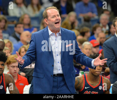 Memphis, TN, USA. 23 Nov, 2019. Ole Miss Head Coach, Kermit Davis, während der NCAA Basketball Spiel zwischen den Ole Miss Rebels und die Memphis Tigers am FedEx Forum in Memphis, TN. Kevin Langley/Sport Süd Media/CSM/Alamy leben Nachrichten Stockfoto