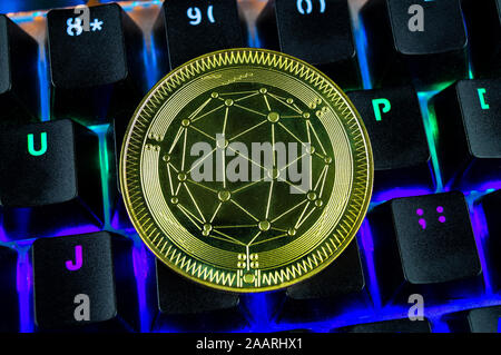 Münze cryptocurrency qtum Nahaufnahme der farbcodierten Tastatur Hintergrund Stockfoto