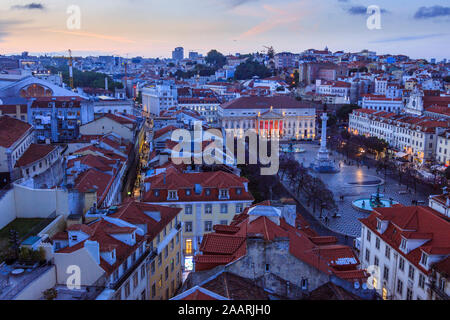 Lissabon, Portugal: Rossio Platz Übersicht in der Blauen Stunde, wie vom Santa Justa Aufzug gesehen. Stockfoto