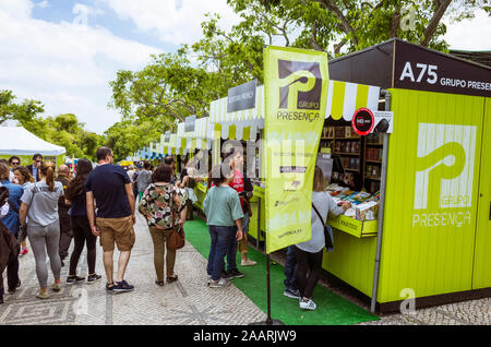 Lissabon, Portugal: Lissabon Menschen besucht die Buchmesse, die jährlich in den Park Eduardo VII. Stockfoto