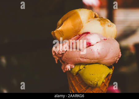 Köstliches Eis, Bio-Milch und selbstgemachtes Rezept Konzept - Eis schmelzen im Freien im Sommer süße Nachspeise essen im Urlaub Stockfoto