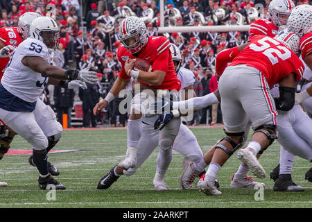 Columbus, Ohio, USA. 23 Nov, 2019. Ohio State Buckeyes Quarterback Justin Felder (1) trägt den Ball in der ersten Hälfte des Spiels zwischen der Penn State Nittany Lions und die Ohio State Buckeyes am Ohio Stadium, Columbus, Ohio. Credit: Scott Stuart/ZUMA Draht/Alamy leben Nachrichten Stockfoto