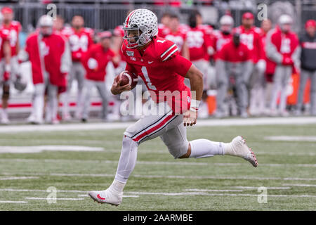 Columbus, Ohio, USA. 23 Nov, 2019. Ohio State Buckeyes Quarterback Justin Felder (1) trägt den Ball in der ersten Hälfte des Spiels zwischen der Penn State Nittany Lions und die Ohio State Buckeyes am Ohio Stadium, Columbus, Ohio. Credit: Scott Stuart/ZUMA Draht/Alamy leben Nachrichten Stockfoto