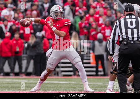 Columbus, Ohio, USA. 23 Nov, 2019. Ohio State Buckeyes Quarterback Justin Felder (1) verläuft in der ersten Hälfte des Spiels zwischen der Penn State Nittany Lions und die Ohio State Buckeyes am Ohio Stadium, Columbus, Ohio. Credit: Scott Stuart/ZUMA Draht/Alamy leben Nachrichten Stockfoto