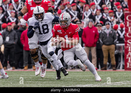 Columbus, Ohio, USA. 23 Nov, 2019. Ohio State Buckeyes Quarterback Justin Felder (1) läuft mit dem Ball in der ersten Hälfte des Spiels zwischen der Penn State Nittany Lions und die Ohio State Buckeyes am Ohio Stadium, Columbus, Ohio. Credit: Scott Stuart/ZUMA Draht/Alamy leben Nachrichten Stockfoto