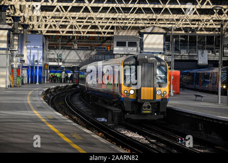 Klasse 444 Desiro (444010) am Bahnhof London Waterloo Stockfoto