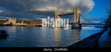 Tower Bridge, London, iconic Viktorianische Architektur die Themse und die Tower von London crossing im Vereinigten Königreich Hauptstadt Stockfoto
