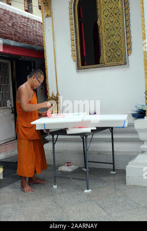 Mönch im Kloster in Thailand Stockfoto