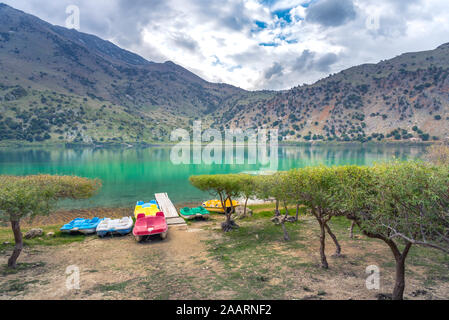 Panorama der natürliche See Kournas bei Chania, Kreta Stockfoto