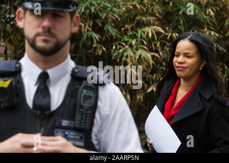 London, Großbritannien. 16. November 2019. Claudia Webbe, Arbeit Kandidat für Leicester Osten, kommt an Klausel von Labour V treffen. Credit: Mark Kerrison/Alamy L Stockfoto