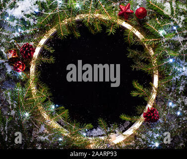 Weihnachten runden Rahmen von Neon und Winter Dinge auf schwarzem Hintergrund. Stockfoto