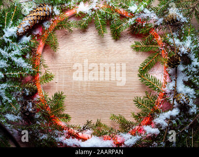 Weihnachten runden Rahmen von Neon und Winter Sachen auf Holz Hintergrund gemacht. Stockfoto