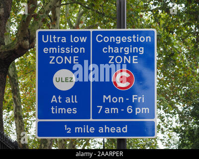 ULEZ (Ultra Low Emission Zone zu allen Zeiten) und C (Mautzone) Zeichen in London, Großbritannien Stockfoto