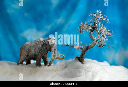 Ausgestorben Eiszeit Säugetier neben einem Frost bedeckt Baum Stockfoto