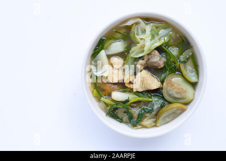 Thai Nordost würzige Suppe, gemischtes Gemüse mit Huhn in Schüssel auf weißem Hintergrund. Stockfoto