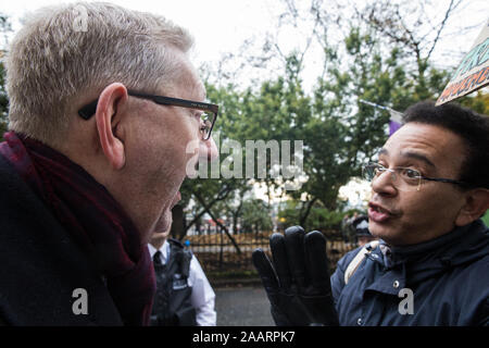 London, Großbritannien. 16. November 2019. Len McCluskey, Generalsekretär von Unite, bespricht der Freizügigkeit mit ein Aktivist von Bewegung für Gerechtigkeit als Stockfoto