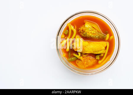 Thai Food, saure Suppe aus Papaya, bean Sprout, lange Bean und Ananas mit Fisch auf weißem Hintergrund. Platz kopieren Stockfoto