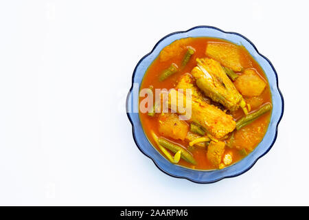 Thai Food, saure Suppe aus Papaya, lange Bean und Ananas mit Fisch auf weißem Hintergrund. Platz kopieren Stockfoto
