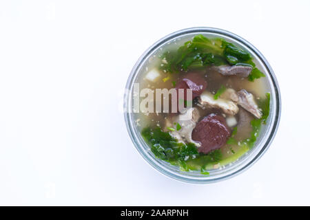 Glasschale von Schweinefleisch Blut Suppe auf weißem Hintergrund. Platz kopieren Stockfoto