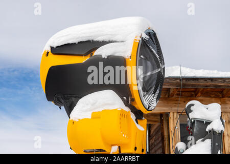 Künstliche Schneekanone in der Nähe von Piste Skilift Seilbahn auf hilghland Alpinen winter Resort auf der sonnigen Tag. Panoramablick auf die weite Landschaft Blick auf Stockfoto