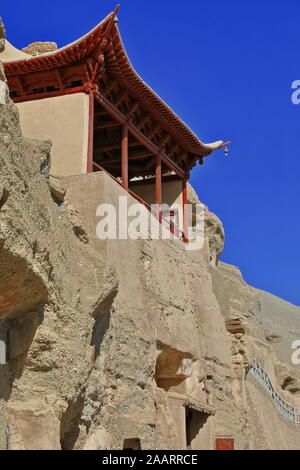 Zwei rot gestufte bemalte Holzvorhalle der Höhle 130-Mogao-Höhlen. Dunhuang-Gansu-China-0620 Stockfoto