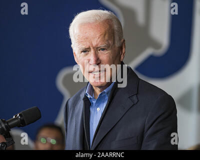 Des Moines, Iowa, USA. 23 Nov, 2019. Der ehemalige Vizepräsident Joe Biden spricht auf einer Wahlkampfveranstaltung in Des Moines Samstag. Vizepräsident Biden verkündet, daß Tom Vilsack, der ehemaligen Demokratischen Gouverneur von Iowa, ihn gebilligt. Biden und Vilsack erschien mit ihren Frauen auf einer Veranstaltung in Des Moines. Iowa ist Gastgeber der ersten Präsidentschaftswahlen Auswahl bei der Wahl 2020. Die Iowa Caucuses sind am 3. Februar 2020. Credit: Jack Kurtz/ZUMA Draht/Alamy leben Nachrichten Stockfoto