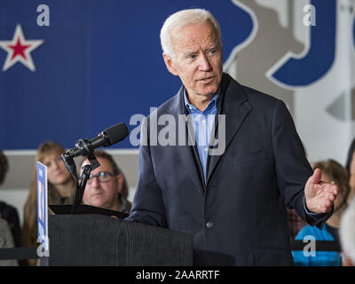 Des Moines, Iowa, USA. 23 Nov, 2019. Der ehemalige Vizepräsident Joe Biden spricht auf einer Wahlkampfveranstaltung in Des Moines Samstag. Vizepräsident Biden verkündet, daß Tom Vilsack, der ehemaligen Demokratischen Gouverneur von Iowa, ihn gebilligt. Biden und Vilsack erschien mit ihren Frauen auf einer Veranstaltung in Des Moines. Iowa ist Gastgeber der ersten Präsidentschaftswahlen Auswahl bei der Wahl 2020. Die Iowa Caucuses sind am 3. Februar 2020. Credit: Jack Kurtz/ZUMA Draht/Alamy leben Nachrichten Stockfoto