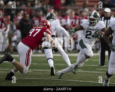 Piscataway, New Jersey, USA. 23 Nov, 2019. Links Rutgers MIKE TVERDOV bereitet Michigan ELIA COLLINS während des Spiels handeln auf SHI Stadion in Piscataway, New Jersey in Angriff zu nehmen. Michigan State heraus geschlossen Rutgers 27-0 Credit: Brian Zweig Preis/ZUMA Draht/Alamy leben Nachrichten Stockfoto