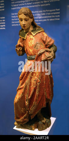 Erzengel St. Raphael. Holz Statue, durchgeführt auf dem Schiff in der ersten Reise nach Indien (1497-99) mit der Entdecker Vasco da Gama. Stockfoto
