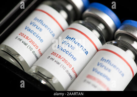 Mehrere Influenza Grippe-Impfstoff Durchstechflaschen in Verpackung container. Stockfoto