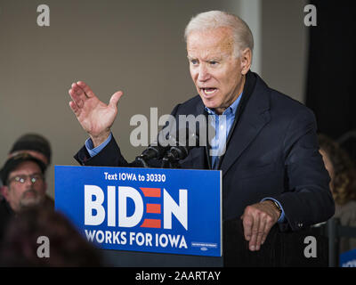 Des Moines, Iowa, USA. 23 Nov, 2019. Der ehemalige Vizepräsident Joe Biden spricht auf einer Wahlkampfveranstaltung in Des Moines Samstag. Vizepräsident Biden verkündet, daß Tom Vilsack, der ehemaligen Demokratischen Gouverneur von Iowa, ihn gebilligt. Biden und Vilsack erschien mit ihren Frauen auf einer Veranstaltung in Des Moines. Iowa ist Gastgeber der ersten Präsidentschaftswahlen Auswahl bei der Wahl 2020. Die Iowa Caucuses sind am 3. Februar 2020. Credit: Jack Kurtz/ZUMA Draht/Alamy leben Nachrichten Stockfoto