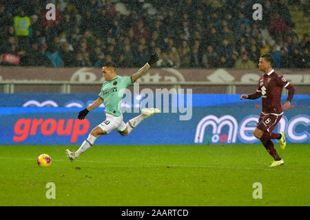 Turin, Italien. 23 Nov, 2019. 23. November 2019; Grande Torino Olympischen Stadion, Turin, Piemont, Italien; Serie A Fußball, Torino gegen Inter Mailand; in einem schnellen Gegenangriff, Lautaro Martinez von Inter Mailand läuft durch, um das Ziel für 0-1 für Inter in der 12. Minute - Redaktionelle Verwendung Credit: Aktion Plus Sport Bilder/Alamy leben Nachrichten Stockfoto