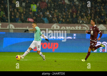 Turin, Italien. 23 Nov, 2019. 23. November 2019; Grande Torino Olympischen Stadion, Turin, Piemont, Italien; Serie A Fußball, Torino gegen Inter Mailand; in einem schnellen Gegenangriff, Lautaro Martinez von Inter Mailand läuft durch, um das Ziel für 0-1 für Inter in der 12. Minute - Redaktionelle Verwendung Credit: Aktion Plus Sport Bilder/Alamy leben Nachrichten Stockfoto