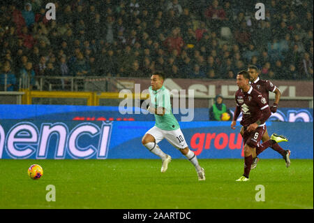 Turin, Italien. 23 Nov, 2019. 23. November 2019; Grande Torino Olympischen Stadion, Turin, Piemont, Italien; Serie A Fußball, Torino gegen Inter Mailand; in einem schnellen Gegenangriff, Lautaro Martinez von Inter Mailand läuft durch, um das Ziel für 0-1 für Inter in der 12. Minute - Redaktionelle Verwendung Credit: Aktion Plus Sport Bilder/Alamy leben Nachrichten Stockfoto