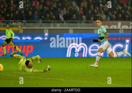 Turin, Italien. 23 Nov, 2019. 23. November 2019; Grande Torino Olympischen Stadion, Turin, Piemont, Italien; Serie A Fußball, Torino gegen Inter Mailand; in einem schnellen Gegenangriff, Lautaro Martinez von Inter Mailand läuft durch, um das Ziel für 0-1 für Inter in der 12. Minute - Redaktionelle Verwendung Credit: Aktion Plus Sport Bilder/Alamy leben Nachrichten Stockfoto