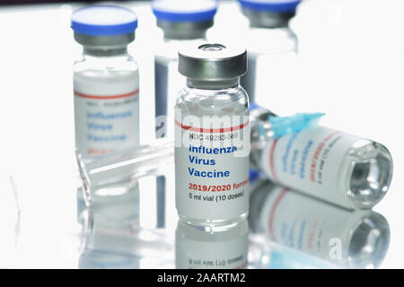 Insulin Ampullen auf Metall Fach mit Spritzen und Durchstechflaschen aus Glas im Hintergrund. Stockfoto