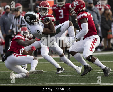 Piscataway, New Jersey, USA. 23 Nov, 2019. Das Recht der Michigan State CJ HAYES, Mitte, wird nach unten durch Rutgers Verteidiger während des Spiels handeln auf SHI Stadion in Piscataway, New Jersey gebracht. Michigan State heraus geschlossen Rutgers 27-0 Credit: Brian Zweig Preis/ZUMA Draht/Alamy leben Nachrichten Stockfoto