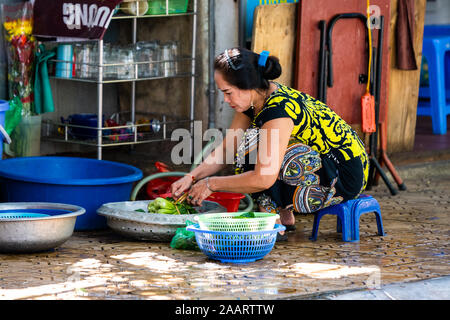 Hanoi, Vietnam - 12. Oktober 2019: Eine asiatische Frau wäscht und bereitet Gemüse wie Street Food für das Mittagessen in den Straßen zu verkaufen Stockfoto