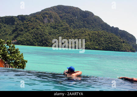 Entspannen Sie im Pool auf Ko Phi Phi Thailand Stockfoto