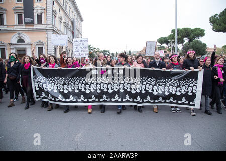 Rom, Italien. 23 Nov, 2019. Nationalen Demonstration in Rom durch nicht Una Di Meno verband anlässlich des Internationalen Tages gegen Gewalt gegen Frauen (Foto von Matteo Nardone/Pacific Press) Quelle: Pacific Press Agency/Alamy leben Nachrichten Stockfoto