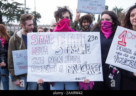 Rom, Italien. 23 Nov, 2019. Nationalen Demonstration in Rom durch nicht Una Di Meno verband anlässlich des Internationalen Tages gegen Gewalt gegen Frauen (Foto von Matteo Nardone/Pacific Press) Quelle: Pacific Press Agency/Alamy leben Nachrichten Stockfoto