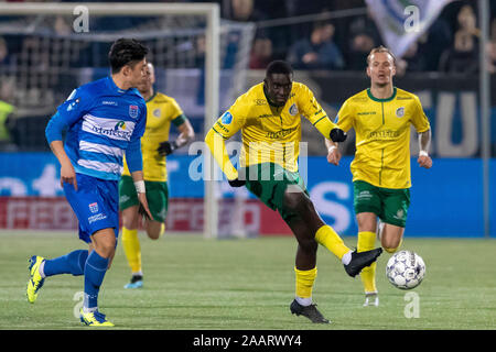 Zwolle, Niederlande. 23 Nov, 2019. ZWOLLE, 23-11-2019, MAC 3 Park Stadium, niederländischen Eredivisie Fußball, Saison 2019/2020. Fortuna Sittard player Bassala Sambou während des Spiels PEC Zwolle - Fortuna Sittard Credit: Pro Schüsse/Alamy leben Nachrichten Stockfoto