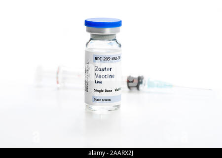 Herpes Zoster (Gürtelrose) Impfstoff gegen die Durchstechflasche und die Spritze auf weißem Hintergrund. Stockfoto