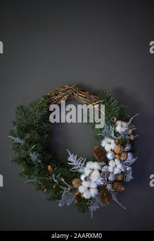 Weihnachten Kranz der Reben mit Tannenzweigen geschmückt, Weihnachtskugeln und natürliche Materialien, Neue Jahr Konzept Stockfoto