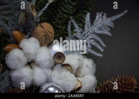 Detail Nahaufnahme Weihnachten Kranz der Reben mit Tannenzweigen geschmückt, Weihnachtskugeln und natürliche Materialien, Neue Jahr Konzept Stockfoto